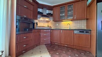Prodám kuchyni v dekoru třešeň