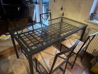 Prosklený jídelní stůl se čtyřmi židlemi