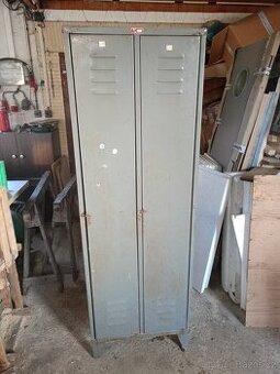 Plechová šatní skříňka