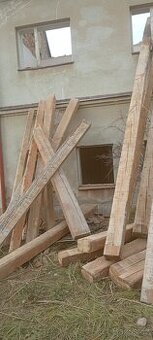 Staré trámy  ze starých stodol statků špýcharu