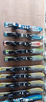 Vybavení půjčovny - dětské lyže, lyže, snowboardy, stojany