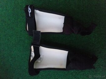 Holenní chrániče na fotbal