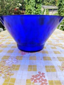 Modrá skleněná mísa na ovoce