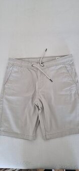 Prodám  kratasi  značka sinsay velikost  34 nenošené