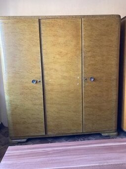 Starožitná šatní skříň