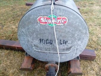 Nádrž, cisterna ,sud, napáječka na vodu.