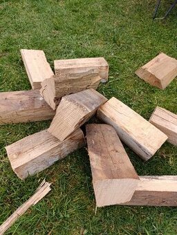 Suché dřevo do krbu, na uzení