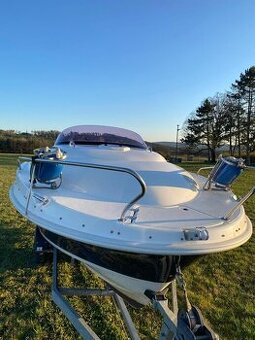 Motorový člun s kajutou