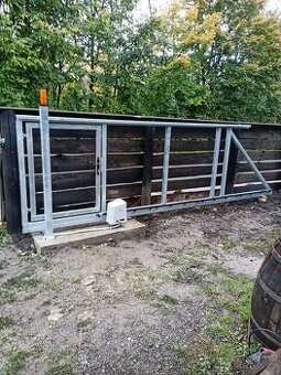 samonosná brána s brankou