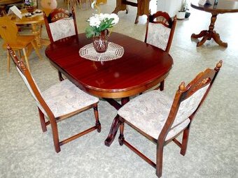 rozkládací stůl + 4 ks látkově polstrovaných židlí