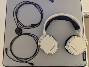 Bílá sluchátka Steelseries Arctis 5 plně funkční
