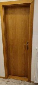 Dveře dřevěné interiér dub, 9 ks, L i P, kus à 1000,- Kč