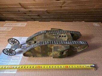 Krasna stará kovová hračka tank