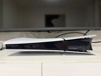 Herní konzole Playstation 5, 2 ovladače, téměř nepoužitá