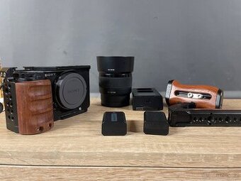 Sony ZV-E10 + Sony 50mm f/1.8 OSS + klec + 3x baterie