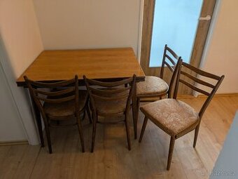 Rozkládací jídelní stůl + 4 židle Ton