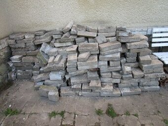Daruji použité cihly a kamení z výkopu