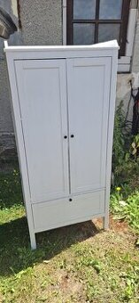Dřevěná skříň IKEA Sundvik