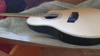 12 strunná elektroakustická kytara Roundback Styl OVATION.