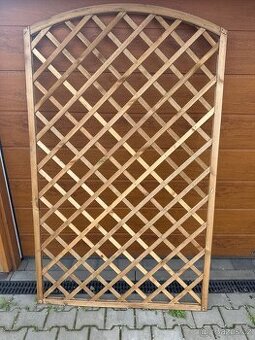 3x dřevěné plotové pole na popínavé rostliny