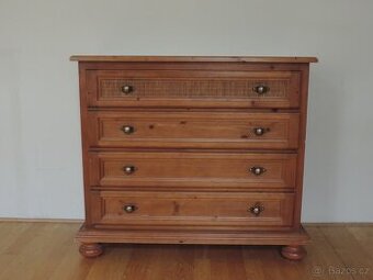 Komoda z masivu (Francie)