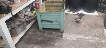 Kovový pojízdná bedna