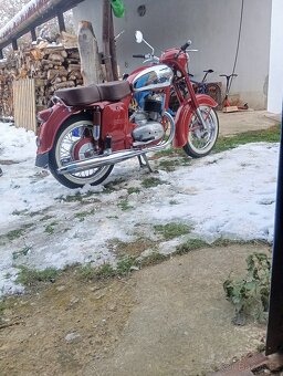Jawa 250 kyvačka