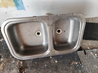 Nerezový dvojitý dřez