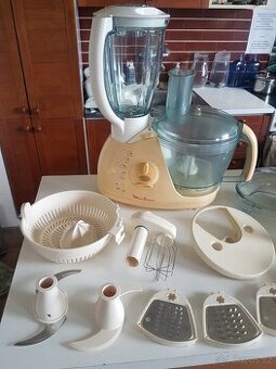 Kuchyňský robot - některé části ještě nepoužity