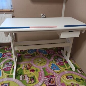 Rostoucí polohovací psací stůl