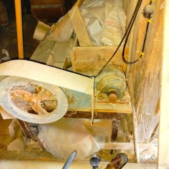 Krouhač na kopřivy na elektrický pohon