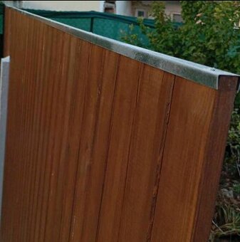 Plechové krycí lišty na dřevěné ploty.