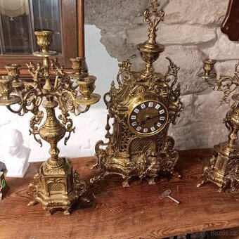 Staré bronzové hodiny