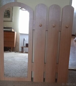 Předsíň. stěna se zrcadlem a botníkem