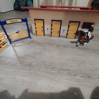 Dřevěná stáj pro koně