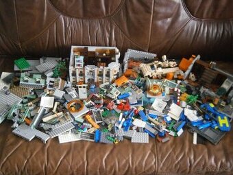 Velky mix kostek a figurek Lega.