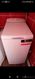 Vrchem plněná pračka