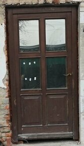 Dřevěné vchodové dveře s rámem, kováním, vložkou