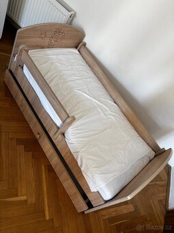 Dětská postel se žirafou