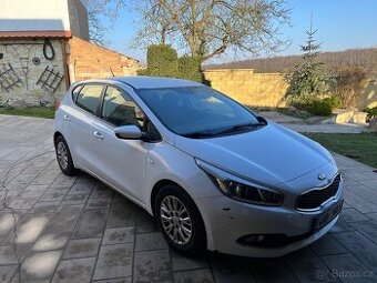 KIA Ceed 1.4 CRDi (2013), hatchback, nafta, manuál