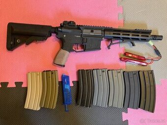 Airsoft M4 + vesta, zasobniky baterie, odhazovák