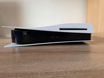 Herní konzole Sony PlayStation 5 s mechanikou a ovladačem