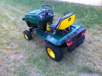 Zahradní traktor John Deere