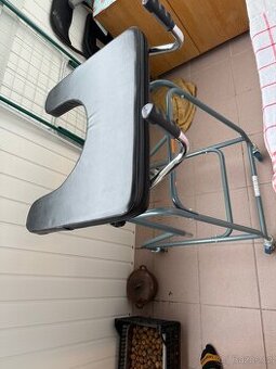 Invalidní chodítko pro seniory