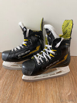 Dětské brusle BAUER S22 SUPREME M4, Y12 (31 Eur)