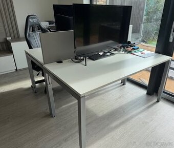 Kancelářský výškově stavitelný stůl – švédská kvalita
