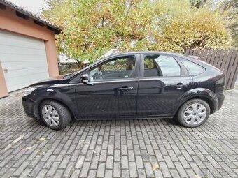 Ford Focus hatchback 1.6 (74kW), 2010, pouze 112tkm, černý
