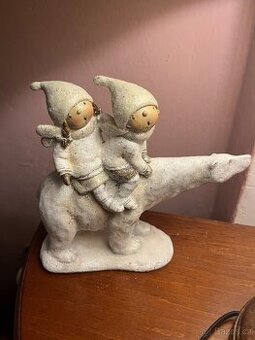 vánoční dekorace děti na ledním medvědovi