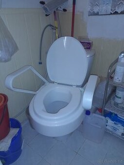 Toaletní nástavec s poklopem a madly Meyra Trillet