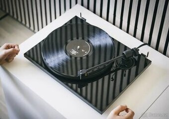 PRO-JECT E 1.2 EISA AWARD BEST VALUE TURNTABLE 25/26